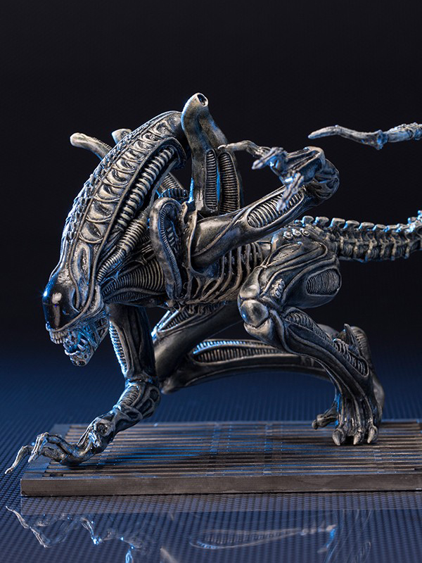alien-warrior-statue-002